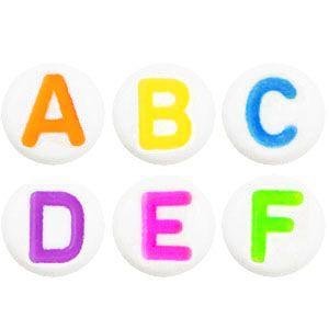 Letterkralen acryl wit met gekleurde letters 7 mm — 350 stuks